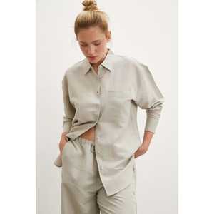 เสื้อเชิ้ตป๊อปลินโอเวอร์ไซส์สไตล์มินิมอลสำหรับผู้หญิง มีกระเป๋า สีกากี ติดกระดุม สไตล์ลำลอง - Product Image 6