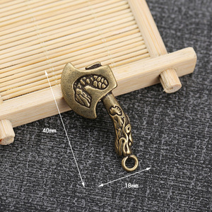 Porte-clés hache en laiton antique 48mmx25mm, accessoire pour clés de voiture, pendentif artisanal, cadeau pour amis et collègues - Product Image 2