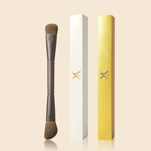 Pinceau de maquillage plat double embout en poils naturels pour application de correcteur, manche en bois - Product Image 1
