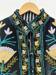 Chaqueta Corta Bordada Suzani de Terciopelo con Forro Floral y Botones Hechos a Mano para Mujer - Product Image 2