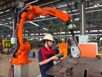 Robot de soudage industriel six axes à commande PLC, entraînement servo-électrique, protection IP54, équipement de soudage automatique haute précision pour l'automobile