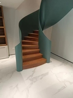 Escaliers en spirale en verre modernes conçus sur mesure avec un design en bois courbé, utilisation intérieure, application commerciale/résidentielle