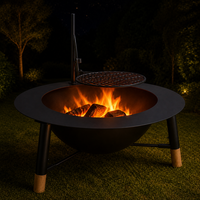 Barbecue et foyer autoportant moderne 100 cm avec bras articulé, grille en fonte, pieds trépieds en acier peint et pieds en bois, portable