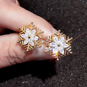 Orecchini a forma di fiocco di neve placcati in oro con strass di cristallo taglio marquise per donna, gioielli classici alla moda, idea regalo - Product Image 3
