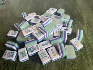 Juego de Mahjong Americano de Lujo Plegable de 4 Niveles en Estuche Verde Perla con Fichas Acrílicas Resistentes, Juego Familiar y de Casino, Regalo Navideño - Product Image 3