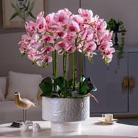Grande orchidée artificielle blanche avec grappe de fleurs en boule dans un pot en céramique texturée blanche, centre de table de luxe pour hall d'hôtel
