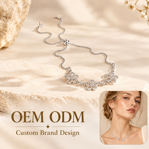 Collier ajustable en acier inoxydable avec fleur creuse et zircon cubique, élégant bijou pour femme, vente en gros OEM/ODM - Product Image 1