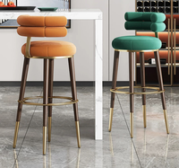 Moderner Luxus-Barhocker aus Rosa Samt mit Einzigartigem Doppelrollen-Rückenlehne, Schick Gepolstert mit Lackierten Beinen, Hohe Stühle Barhocker