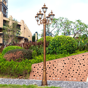 Lampadaire de jardin en laiton à double tête avec abat-jour en verre, lumière LED blanc chaud 2700K, IP66, détecteur de mouvement, alimentation solaire, garantie 10 ans - Product Image 3