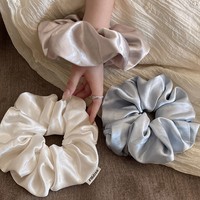 En gros, Magnifiques Scrunchies Jumbo pour femmes en satin brillant, couleur unie, en tissu épais au toucher agréable