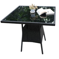 Meubles d'extérieur, patio, cour, jardin, restaurant, hôtel, table et chaises en rotin plastique avec parasol