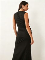 Robe longue sirène noire sans manches pour femme, col en V profond, taille froncée à nouer devant, élégante pour soirée, cocktail ou tenue de soirée moulante