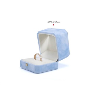 Boîte à bague en velours de luxe avec LED, boîte à bague de mariage carrée en velours avec lumière LED, boîte à bijoux vintage en velours avec LED - Product Image 3