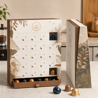 Calendrier personnalisé en boîte mystère avec compartiments pour capsules, fenêtres et affichages d'œuvres d'art inspirées des cafés