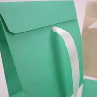 Sacs cadeaux personnalisés en carton kraft recyclable de luxe, imprimés, avec poignées en ruban, logos en relief/à plat, pelliculage pour usage cadeau
