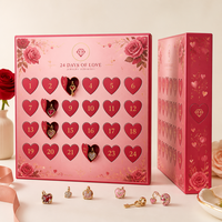 Calendrier de la Saint-Valentin en forme de boîte surprise avec portes en forme de cœur, breloques bijoux, surface métallisée et compartiments romantiques