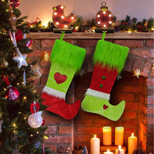 Chaussettes de Noël en feutre rouge et vert pour les décorations de Noël en famille - Product Image 3