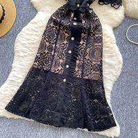 Robe élégante noire en dentelle pour femmes, coupe trapèze, décontractée, manches courtes, col Peter Pan, boutons décoratifs, longueur midi, pour tous les jours et les soirées