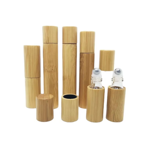 Venta al por mayor logotipo personalizado grabado bambú embalaje Twist up barras de labios cilindro bálsamo labio brillo tubo cosmético - Product Image 2