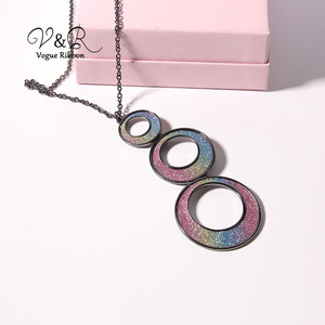 <span class=keywords><strong>V</strong></span> & R Qingdao Dessins Faits À La Main Triple Rond Paillettes Irisées Pendentif Long <span class=keywords><strong>Pull</strong></span> Collier Colliers En Alliage - Product Image 4
