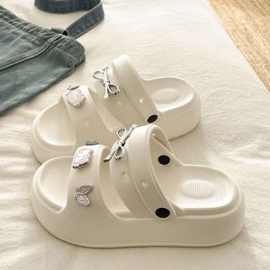 รองเท้าแตะรัดส้นแบบเปิดนิ้วเท้าสำหรับฤดูร้อน ยี่ห้อ EVA พื้นหนาน้ำหนักเบา เหมาะสำหรับกิจกรรมกลางแจ้งและชายหาด ตกแต่งด้วยดอกไม้ วัสดุ PVC สำหรับผู้หญิง - Product Image 3