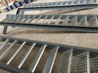 Escalier de secours préfabriqué, escalier extérieur en métal galvanisé avec plateforme et garde-corps de sécurité pour bâtiments