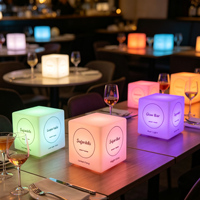Lampe de table carrée lumineuse personnalisable pour événements extérieurs, fêtes, mariages, restaurants, salons – Cube lumineux en plastique avec logo