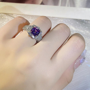 Bague de luxe scintillante en pierres précieuses simulées violettes, entièrement pavée de cristaux, pour femmes - Product Image 4