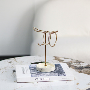 2025 Neuankömmlinge Luxus Familie Desktop Schmuck Rack Ornamente dekorative Großhandels preis Metall Harz Schmuckst änder - Product Image 4