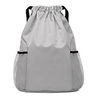 Vente en gros de quantité minimale de commande bas Sac à dos de sport en polyester imperméable avec cordon de serrage coloré et logo personnalisé avec poche pour bouteille d'eau