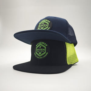 Gorra Snapback Ajustable de 6 Paneles con Visera Plana, Estilo Moderno Unisex en Blanco y Negro con Logotipo Personalizado y Parche de Goma - Product Image 1