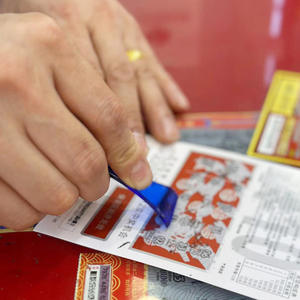 Alat penggaruk tiket undian murah DIY logo kustom alat pengeruk plastik gantungan kunci pengikis gantungan kunci tempat cakar bentuk sendok - Product Image 2