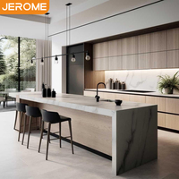 Ensemble de meubles de cuisine modulaires de luxe modernes en bois clair, sans poignées, avec îlot en marbre, pour villa, appartement, hôtel