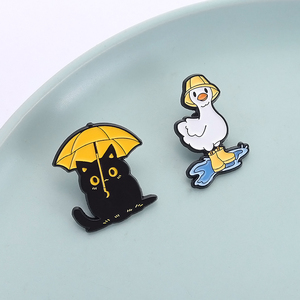 Dessin animé canard avec des bottes de pluie dans une flaque d'émail broche mignon <span class=keywords><strong>chat</strong></span> noir avec parapluie drô<span class=keywords><strong>le</strong></span> animaux broches revers Badge bijoux cadeaux - Product Image 1