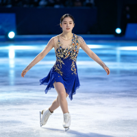 Robe de performance bleu roi à col rond en maille à manches longues pour patinage artistique, ornée de strass multicolores dorés et d'un grand dos ouvert