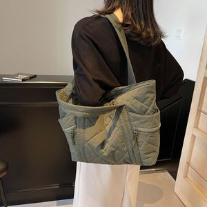Sacs à main pour femmes, sacs fourre-tout en duvet rose pour les voyages et les courses en plein air, logo personnalisé - Product Image 4
