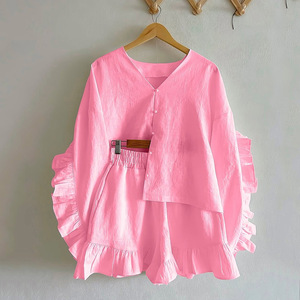 เสื้อคอวีแขนระบายพองๆ กางเกงขาสั้นทรงกว้าง ชุดเซ็ต 2 ชิ้น แฟชั่นสำหรับผู้หญิง - Product Image 3