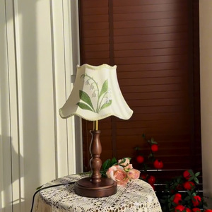 Lámpara de mesa vintage con bordado de lirios del valle, luz LED E27 con interruptor, lámpara de noche para dormitorio - Product Image 1