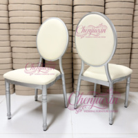 Chaise de salle à manger moderne de luxe en métal argenté, dossier ovale, rembourrée, pour mariages, grands événements, banquets, hôtels et restaurants (vente en gros)