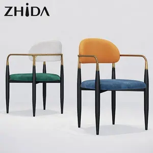 थोक भोजन कक्ष कुर्सियों की मेज फर्नीचर आधुनिक इतालवी नई डिजाइन गोल्ड क्रोम धातु पैर के साथ armrest कुर्सी भोजन