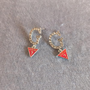 Pendientes <span class=keywords><strong>de</strong></span> Diseño con Letra <span class=keywords><strong>GUESS</strong></span> Estilo Europeo Americano, Incrustaciones <span class=keywords><strong>de</strong></span> Piedras Preciosas y Triángulo Invertido Esmaltado, Venta al Por Mayor - Product Image 5