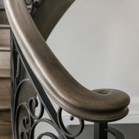 Escalier en colimaçon courbé sur mesure pour villa haut de gamme avec marches en bois massif et rampes en métal