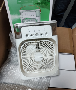 พัดลมตั้งโต๊ะขนาดเล็กแบบพกพา ดีไซน์สิทธิบัตรของโรงงาน ใช้ในห้องนอนหรือบ้านได้ เงียบสงบ พร้อมฟังก์ชั่นพ่นไอน้ำ ใช้เป็นเครื่องปรับอากาศได้ - Product Image 1