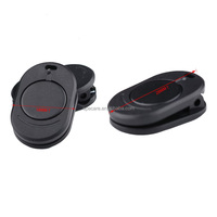 Petite pince magnétique sur collier utilisée pour attirer les accessoires de microphone sans fil