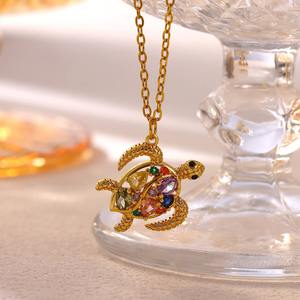 Collana con Ciondolo Tartaruga Marina in Acciaio Inossidabile Placcato Oro 18K con Zirconia Arcobaleno Scintillante, Gioiello Estivo da Spiaggia e Oceano, Regalo per Donne - Product Image 5