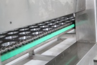 Machine automatique de remplissage et de scellage de gobelets pour yaourt, jus, lait, thé