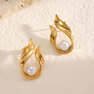 ต่างหูมุกทรงกลมสีทองประดับมุกสีขาว เหมาะสำหรับใส่ทุกวัน - Product Image 1