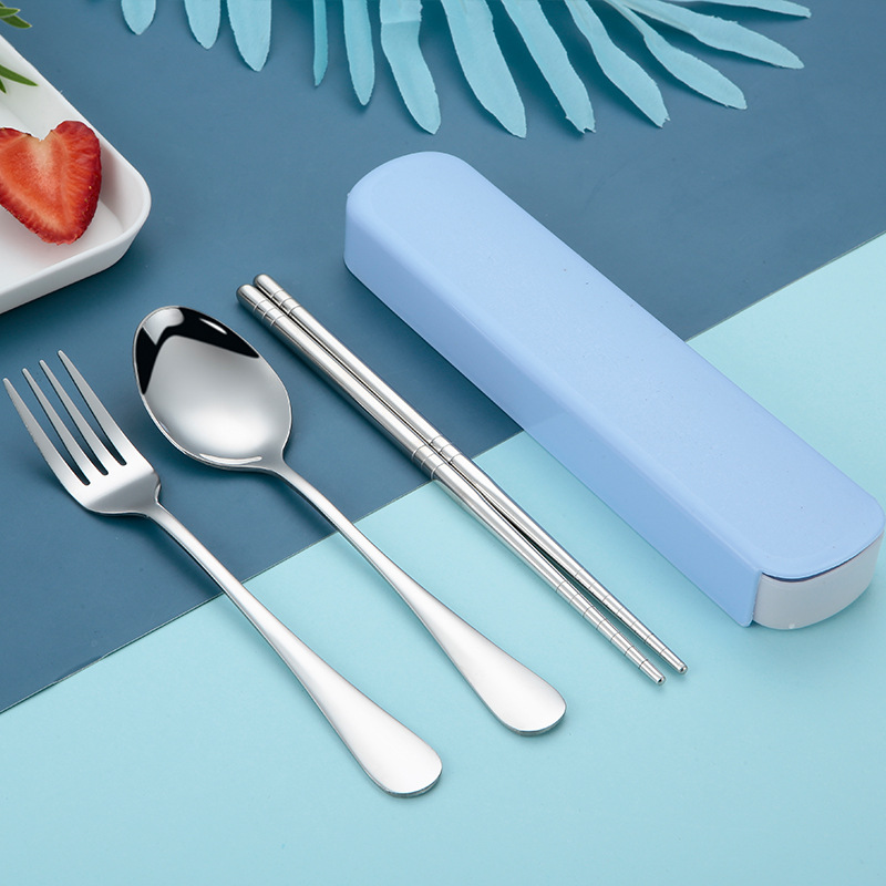 Conjunto sencillo de tres piezas azul europeo.