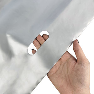 Individuelle Logo-Plastikeinkaufstasche Wiederverwendbare Tragetasche mit Gestanztem Griff und Flachem Boden für Damenmode-Geschäfte - Product Image 5