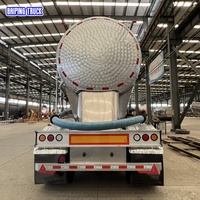 Semi-remorque citerne pour poudres en vrac avec corps de citerne hermétique intégré, structure sanitaire de qualité alimentaire pour le transport hygiénique de poudres en vrac